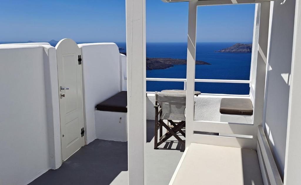 フィラにあるYposkafo Suites - Studio - Santoriniの海の景色を望むバルコニー付きの客室です。