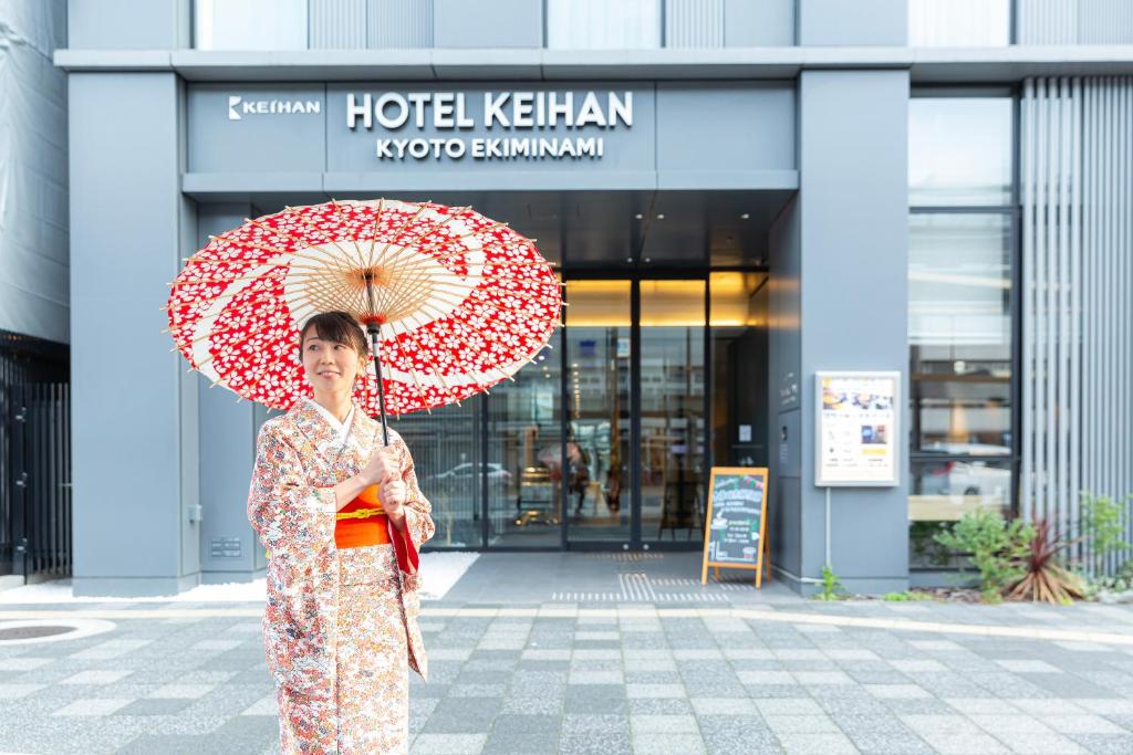 京都市にあるホテル京阪 京都駅南の傘を持つ女性