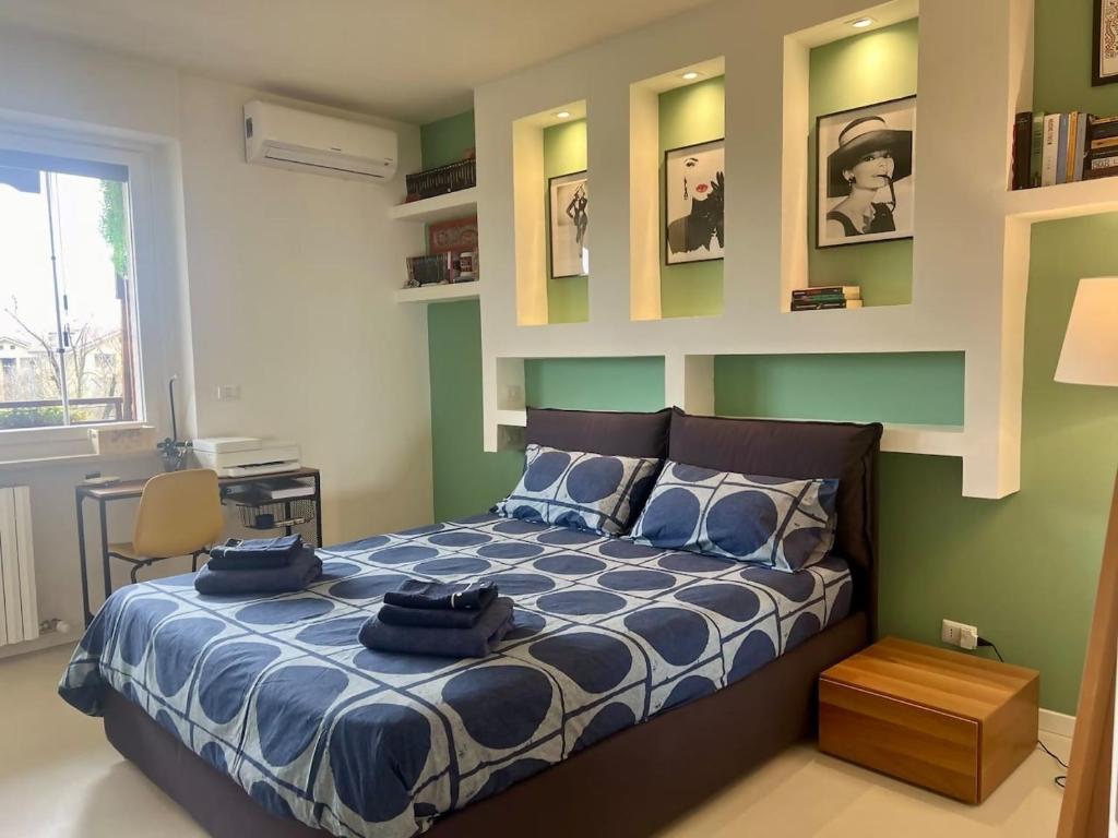 a bedroom with a bed with blue and green walls at Casa Fiordaliso WiFi Gratis in Rozzano