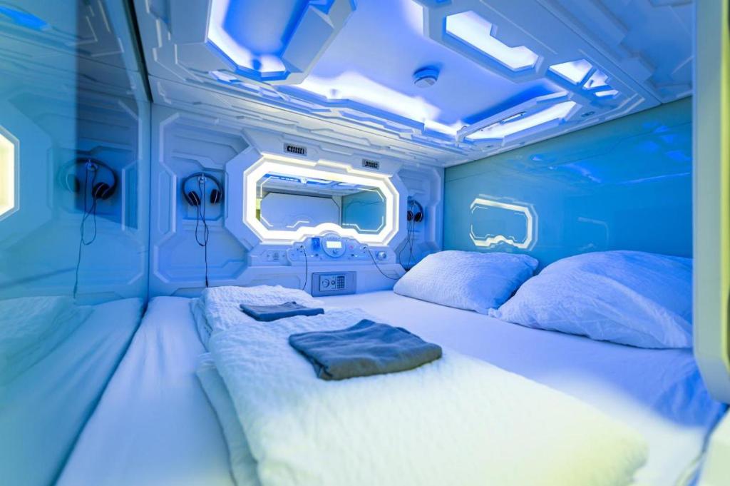 um quarto azul com uma cama num trailer em Space Home Apartment - Downtown em Viena