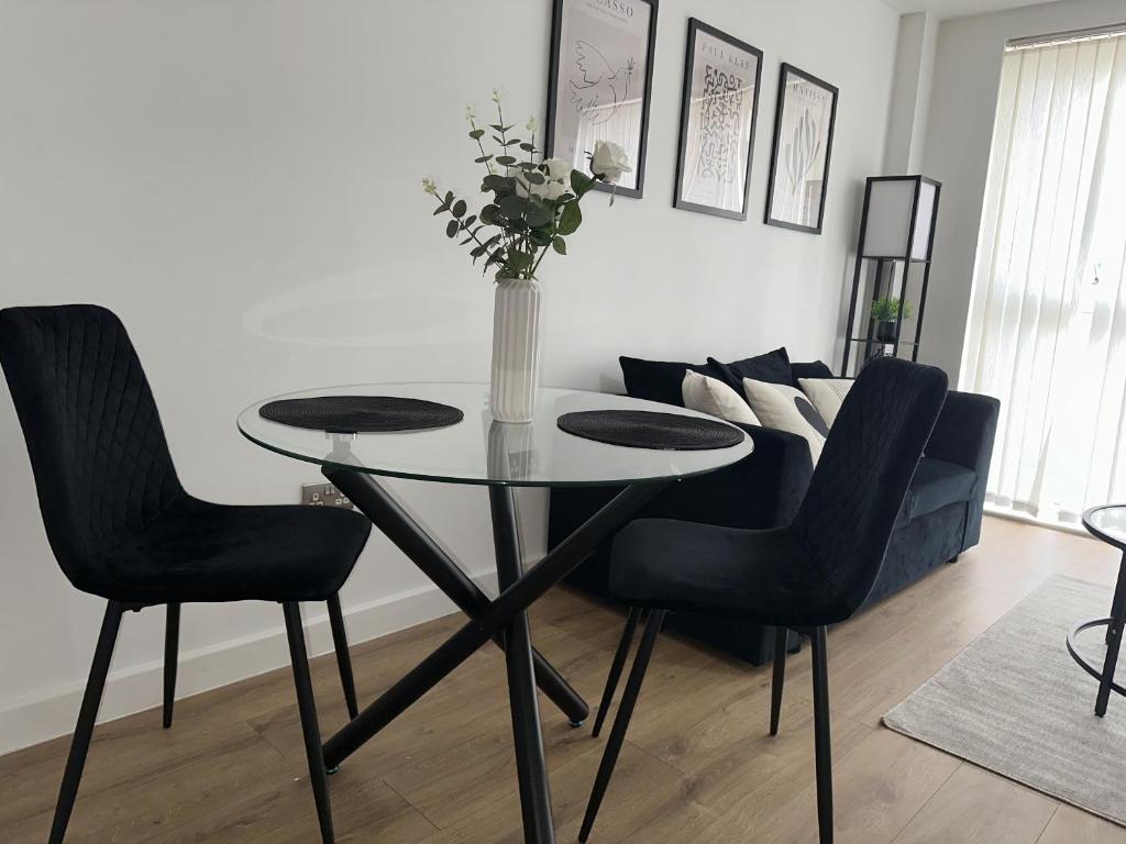 Χώρος καθιστικού στο Luxury - Smart TV - Fast Wifi - Near Utilitia Arena & ICC