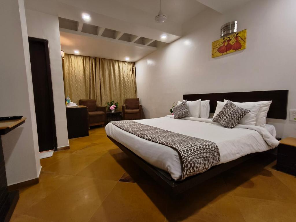 Postel nebo postele na pokoji v ubytování Hotel Heritage 2001, Nagpur