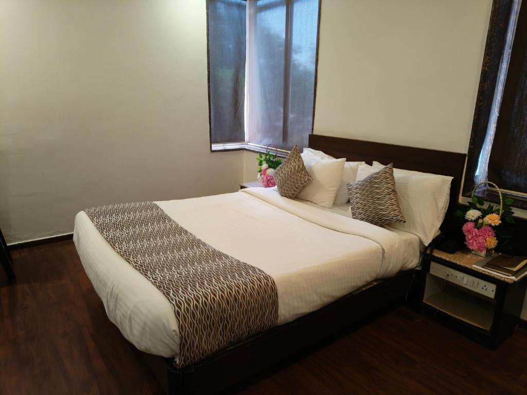 Postel nebo postele na pokoji v ubytování Hotel Heritage 2001, Nagpur