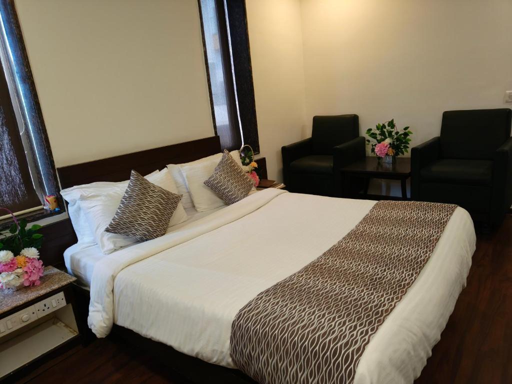 Postel nebo postele na pokoji v ubytování Hotel Heritage 2001, Nagpur