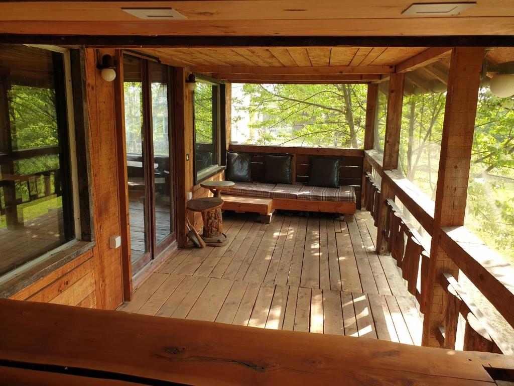 Rõdu või terrass majutusasutuses Log cabin