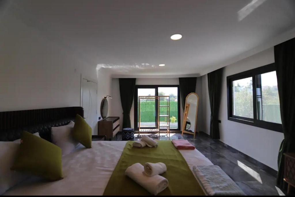 Villa Neo في Yamanlar: غرفة نوم عليها سرير نفرين