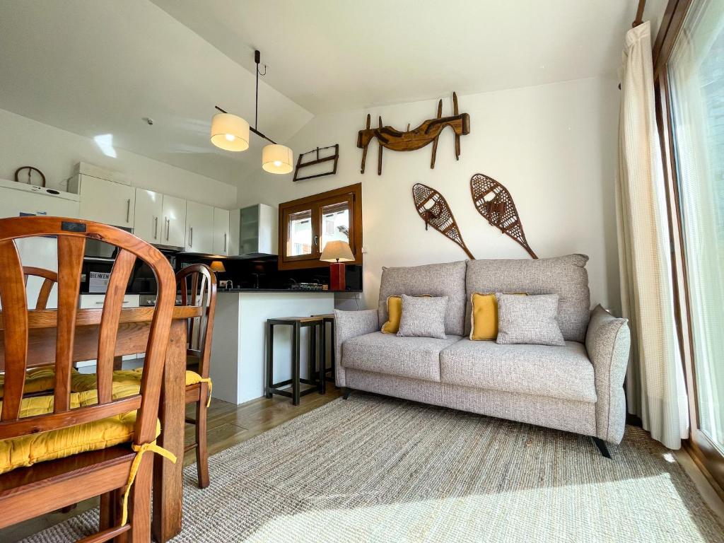 Bonita casa. Gran jardín. Con wifi.にあるシーティングエリア