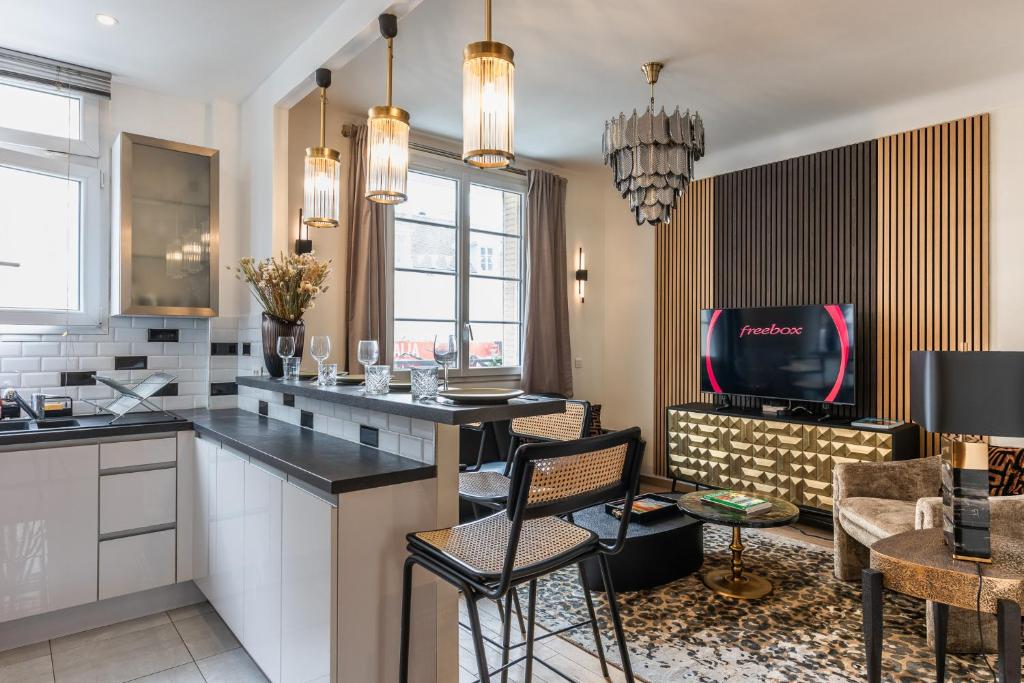 cocina con bar y sala de estar en Cosy & Design apartment 4 guests - Eiffel Tower, en París