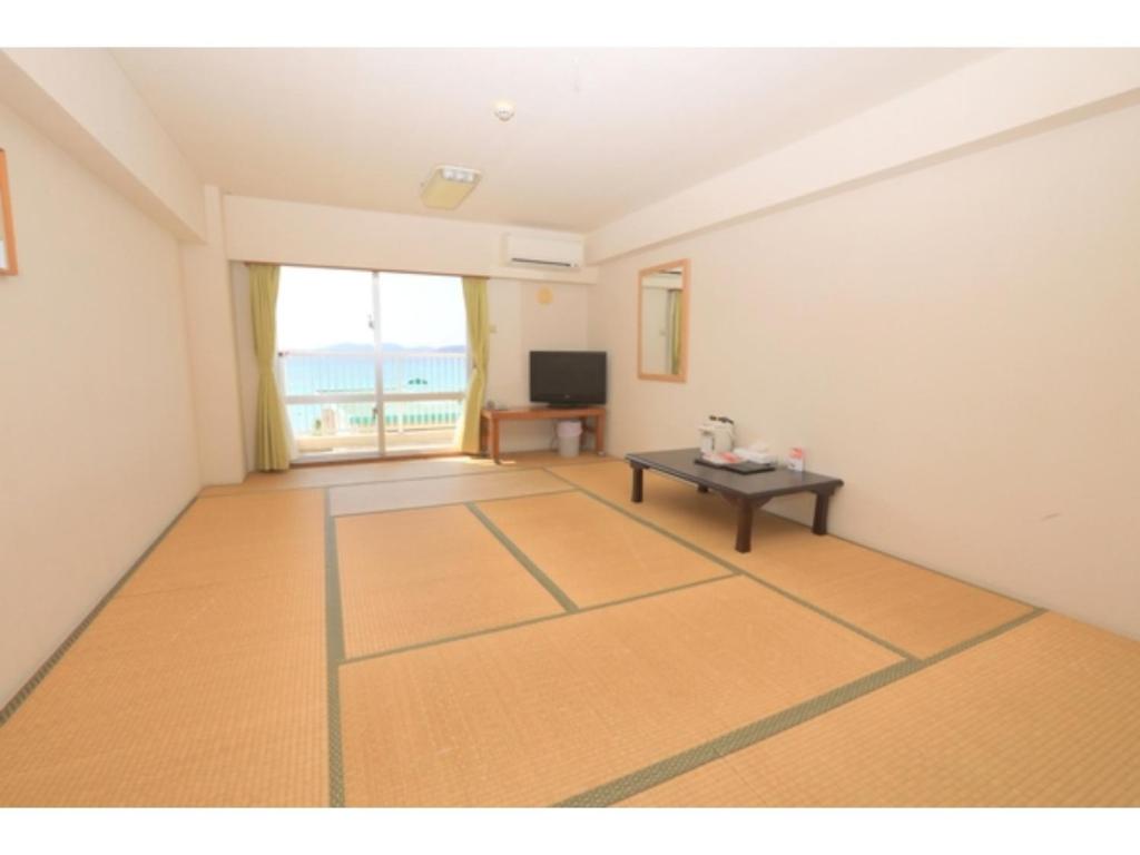 pusty pokój ze stołem i telewizorem w obiekcie Tokashiku Marine Village - Vacation STAY 18559v w mieście Tokashiku