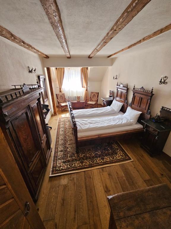 Postel nebo postele na pokoji v ubytování The Throne - M Museum Hotel