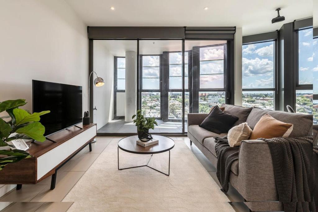 - un salon avec un canapé et une télévision dans l'établissement Spacious 2 bedroom apartment with Free parking-00189, à Melbourne