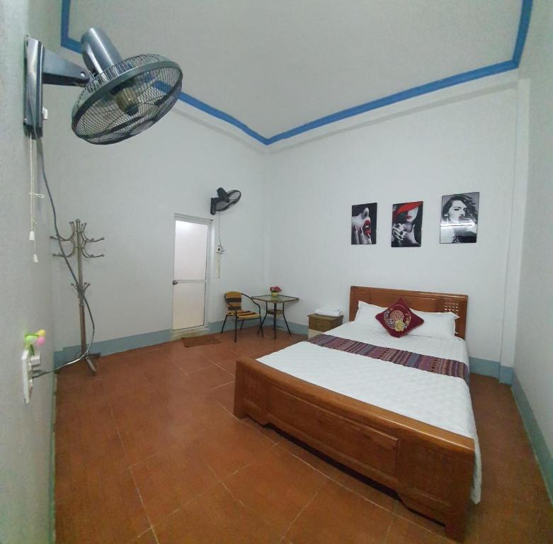 Tùy Anh Hostel في Mù Cang Chải: غرفة نوم فيها سرير وطاولة فيها