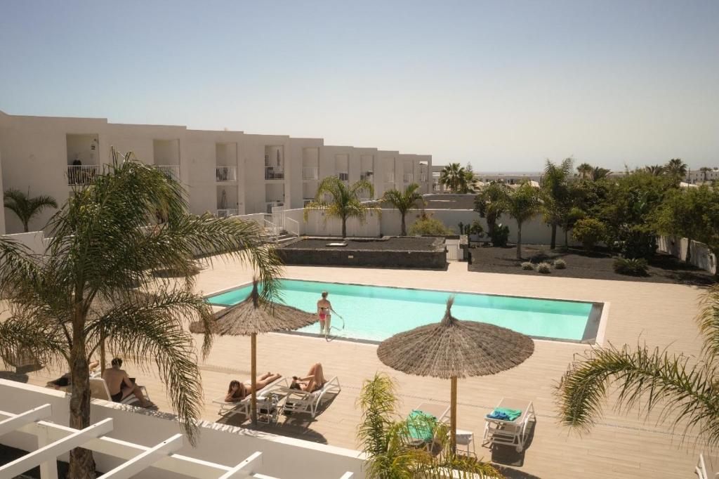Výhled na bazén z ubytování Precioso apartamento en complejo con piscina nebo okolí