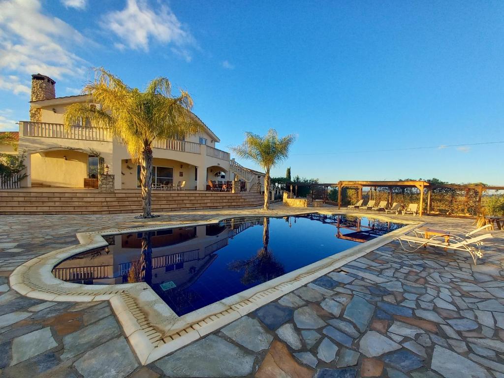 een zwembad voor een huis bij Hideaway Villa in Phrenaros
