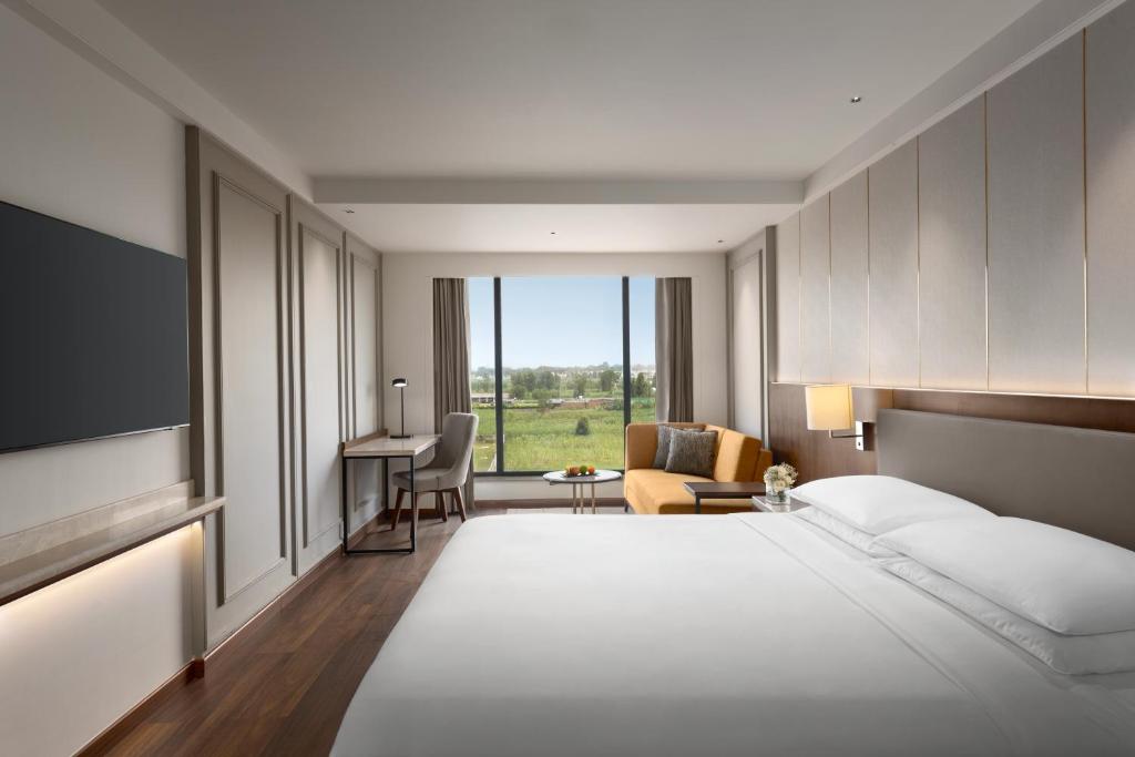 Postel nebo postele na pokoji v ubytování Hyatt Place Haridwar
