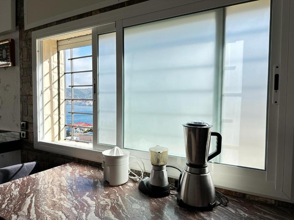 Příslušenství pro přípravu čaje a kávy v ubytování Belyounech vue sur mer et montagne 2 bederoom