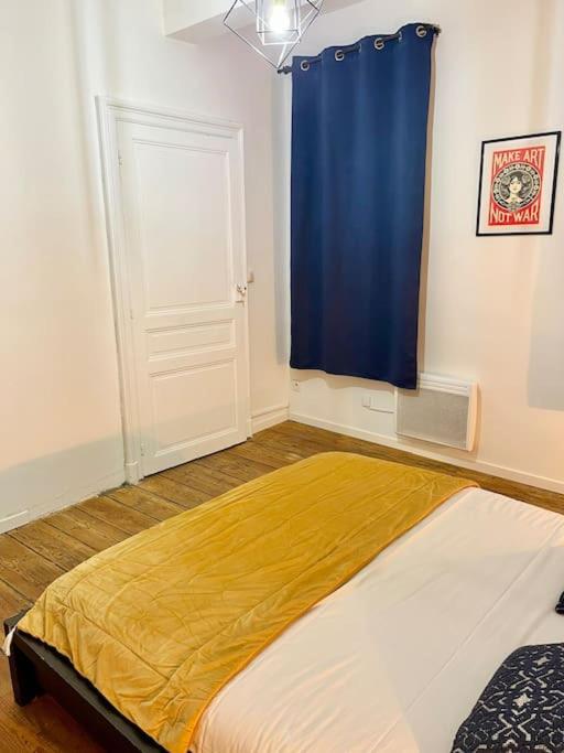 Postel nebo postele na pokoji v ubytování Appartement Victor Hugo - balcon
