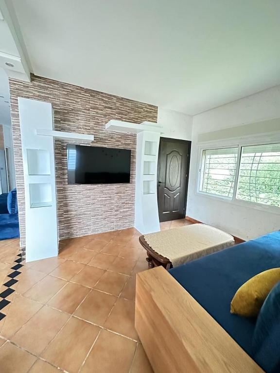 TV a/nebo společenská místnost v ubytování Belyounech vue sur mer et montagne 2 bederoom
