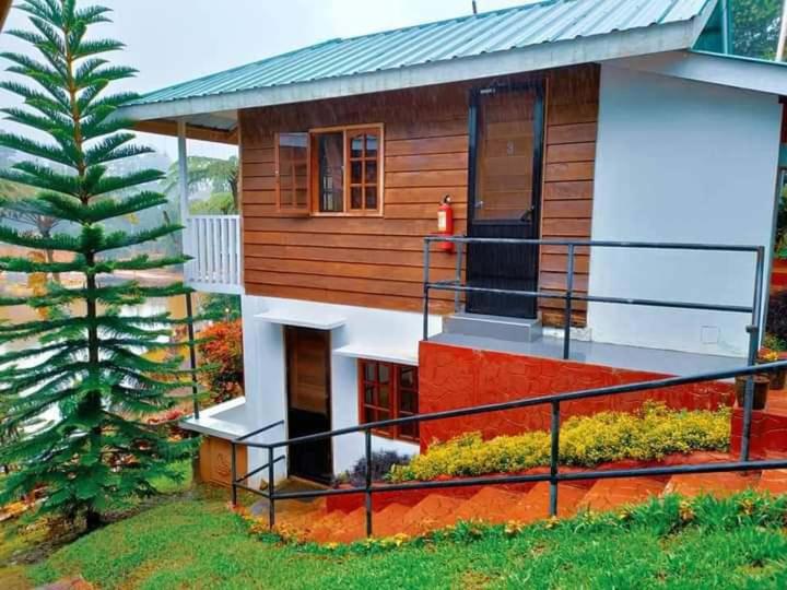 Bangunan di mana terletaknya rumah tamu ini