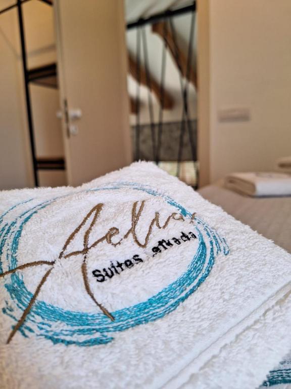 Łóżko lub łóżka w pokoju w obiekcie Aelia Suites