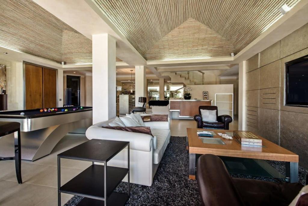 TV a/nebo společenská místnost v ubytování Villa Plage Grande - Superstar luxury - Beachtop