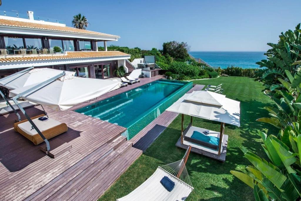 Bazén v ubytování Villa Plage Grande - Superstar luxury - Beachtop nebo v jeho okolí