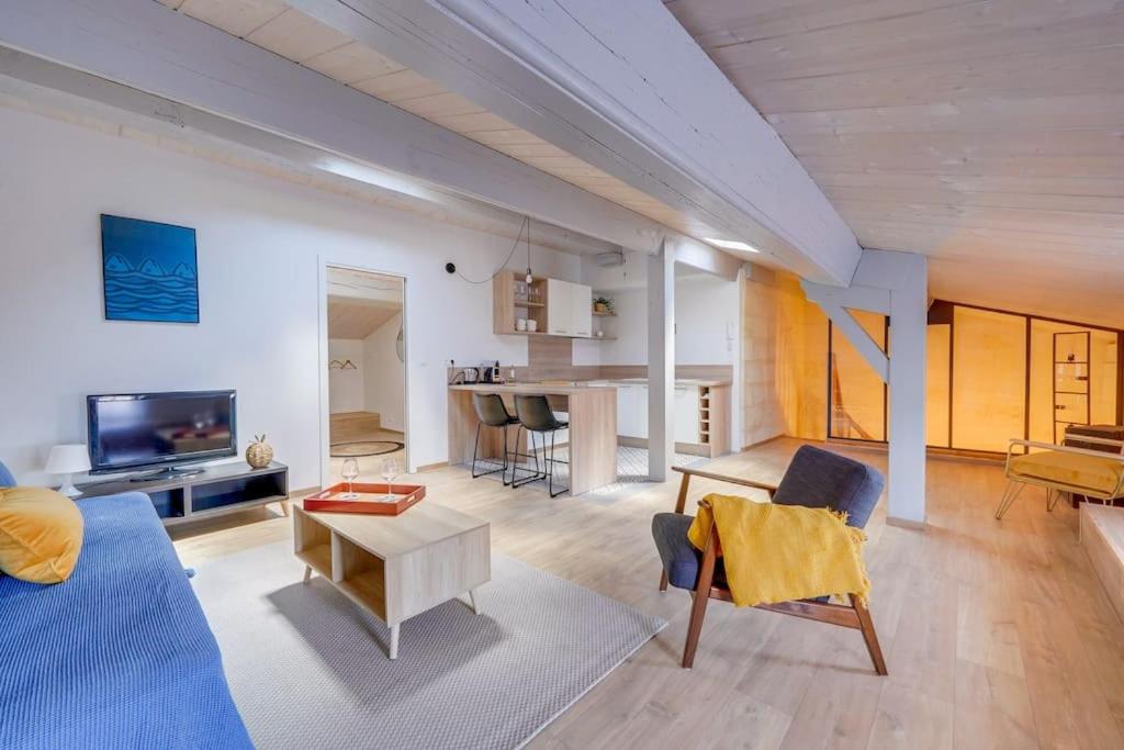 un salon avec un canapé et une table dans l'établissement Le Cosy, superbe appartement dans Saint Emilion, à Saint-Émilion