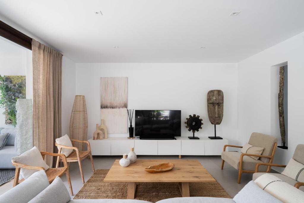 A television and/or entertainment centre at Villas Guzman - Artista