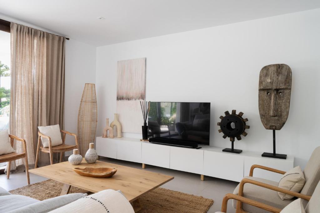 A television and/or entertainment centre at Villas Guzman - Artista