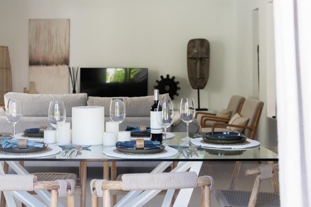 A television and/or entertainment centre at Villas Guzman - Artista