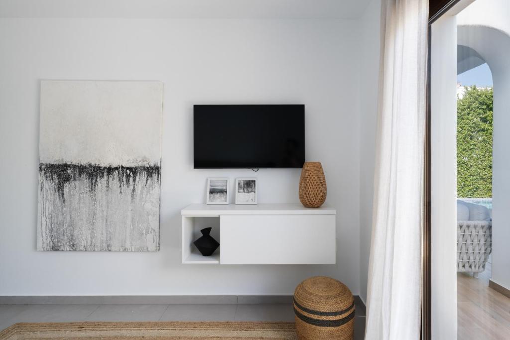 A television and/or entertainment centre at Villas Guzman - Artista