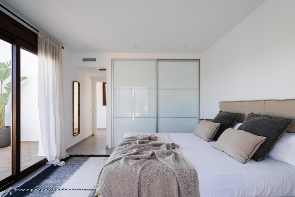 A bed or beds in a room at Villas Guzman - Artista
