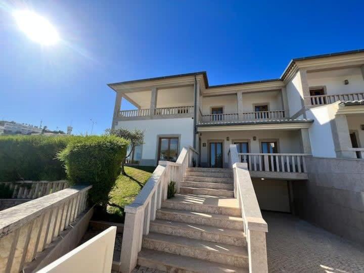 una grande casa con scale di fronte di Villa Pedra Luxe - Spacious modern villa ad Albufeira