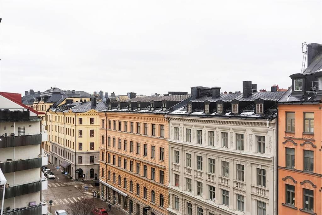 een luchtzicht op een stad met gebouwen bij City Center with Stunning Views in Stockholm