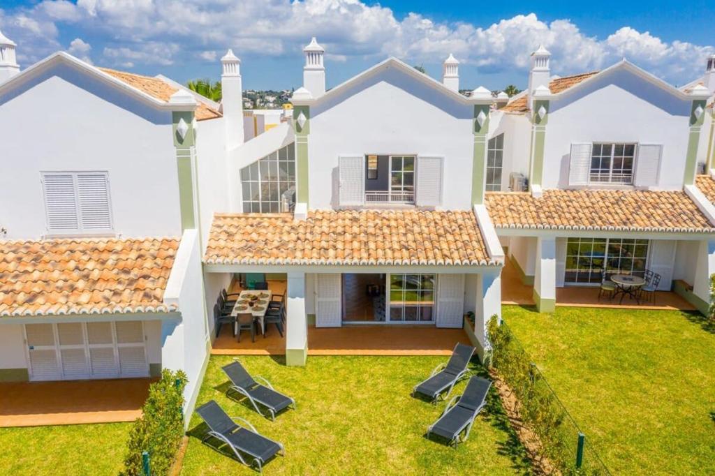 una gran casa blanca con tumbonas en el césped en Beachsun Gale - beautiful villa close to beach, en Galé