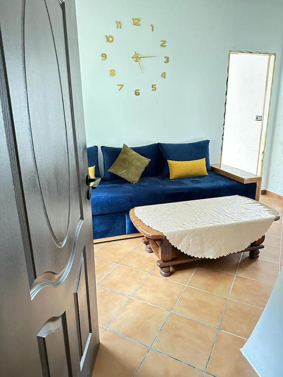 Posezení v ubytování Belyounech vue sur mer et montagne 2 bederoom