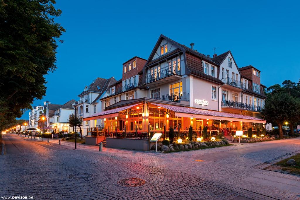 a building on a city street at night at Strandhotel Nordischer Hof in Kühlungsborn