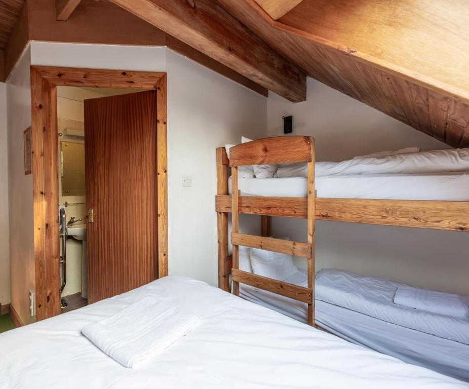 Postel nebo postele na pokoji v ubytování Insh Hall