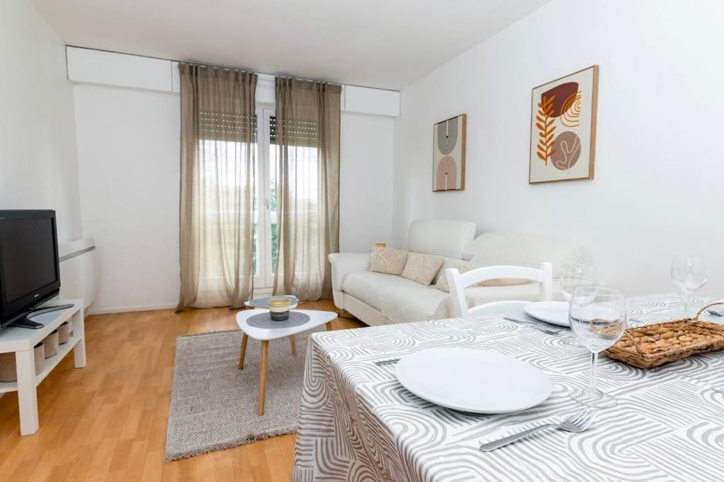 un salon avec une table et un canapé dans l'établissement Le p'tit Lorry, à Metz