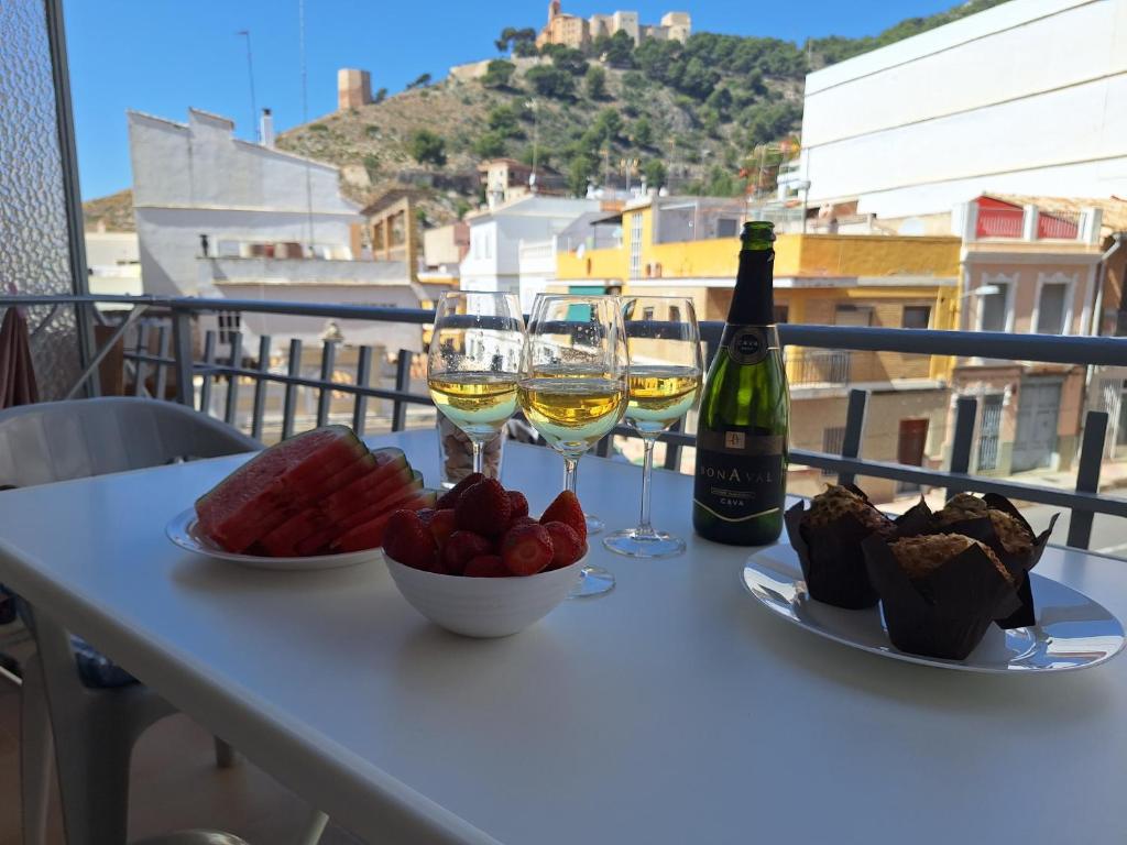 クリェラにあるMar y castilloのバルコニーにテーブル(ワインと食事付)