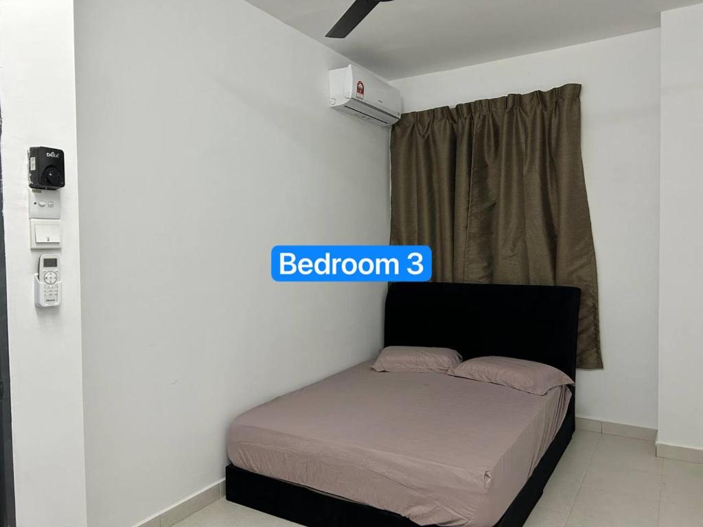 Ce lit se trouve dans un dortoir doté d'un panneau indiquant la chambre. dans l'établissement Ruma Tujoh Homestay, à Johor Bahru