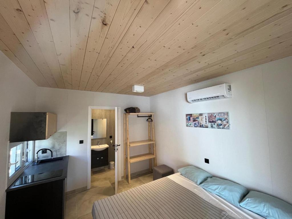 um quarto com uma cama e um tecto de madeira em Ocean Palace em Prasonisi