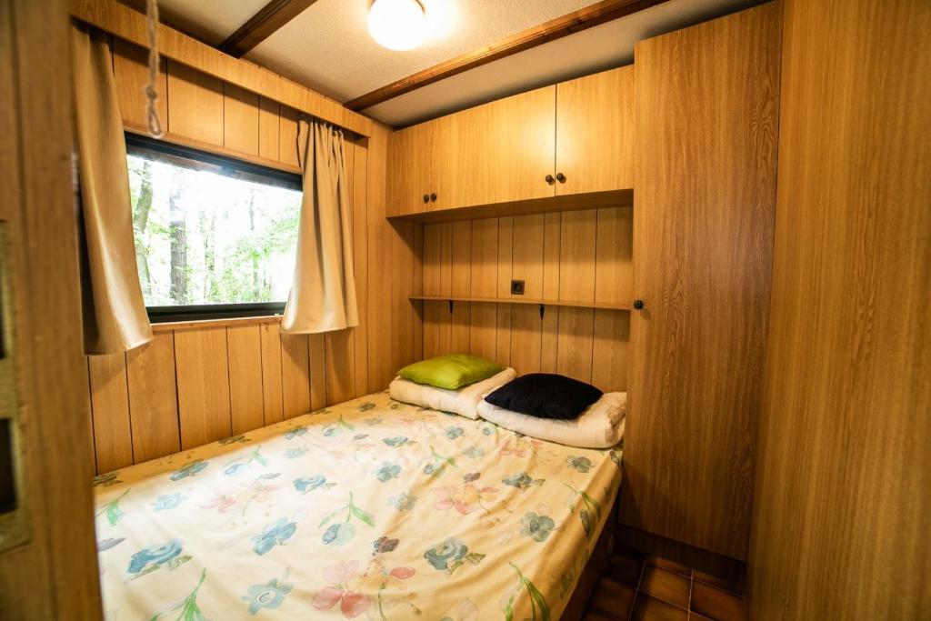 Giường trong phòng chung tại Domki Letniskowe
