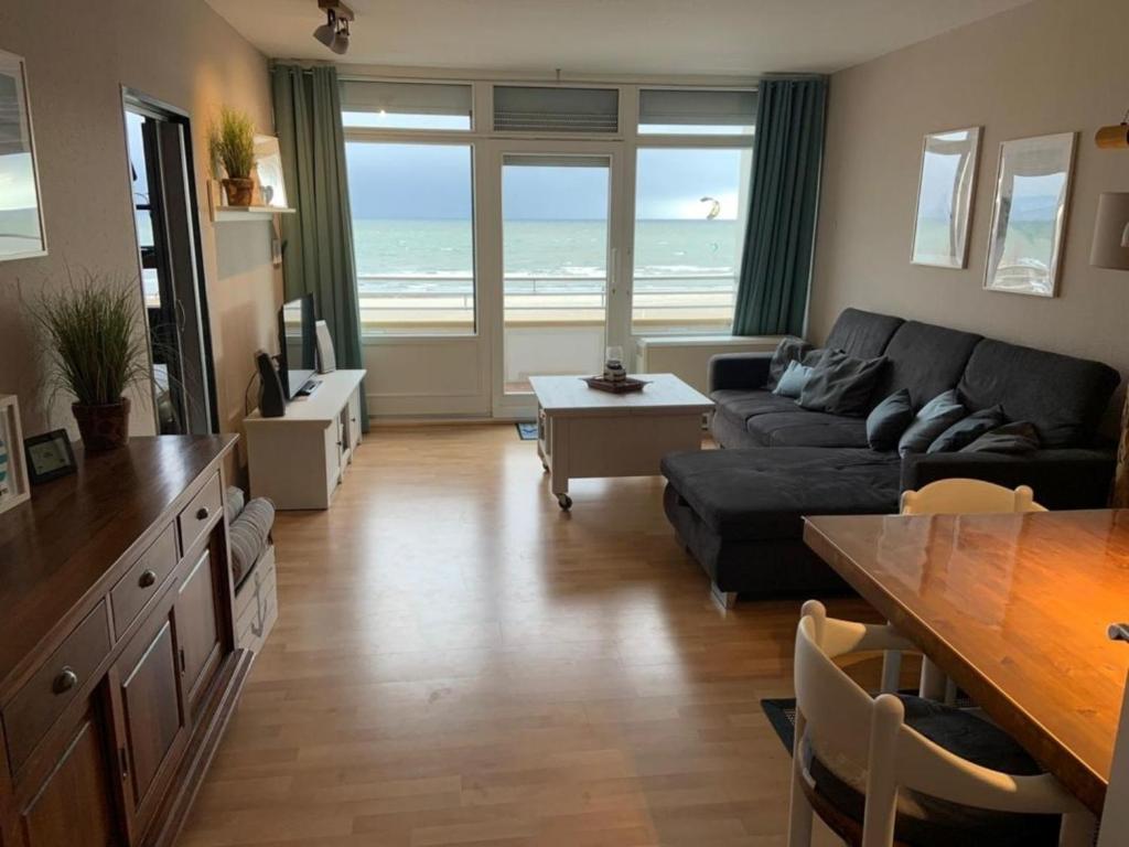 Burgtiefe auf Fehmarn にあるFerienwohnung Ostseeliebeのソファとテーブルのあるリビングルーム