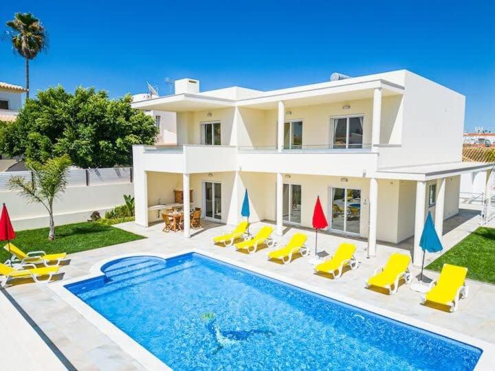 une villa avec une piscine en face d'une maison dans l'établissement Villa Vida, à Albufeira