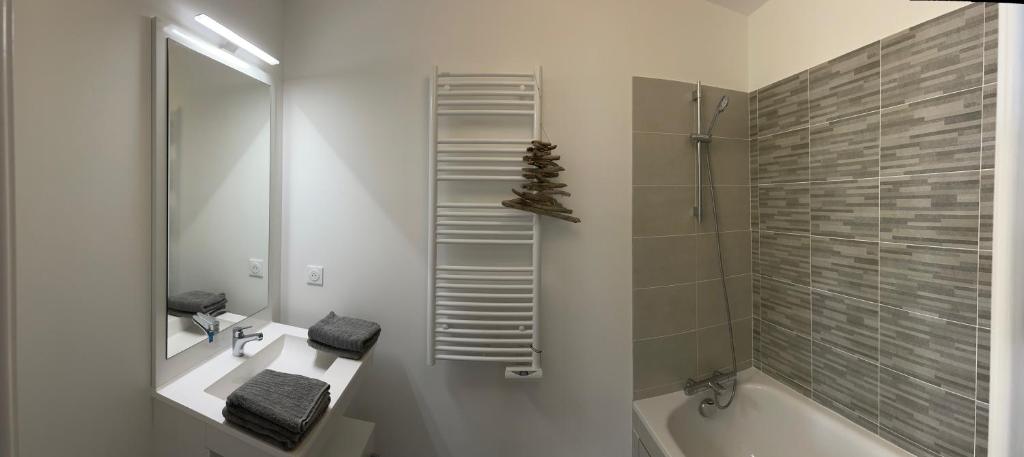 Bathroom sa Majestics Luxury Apartments - 4BR 2 bath with parking - Paris Stade de France