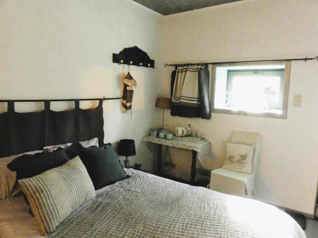 Postel nebo postele na pokoji v ubytování Chambre poésie