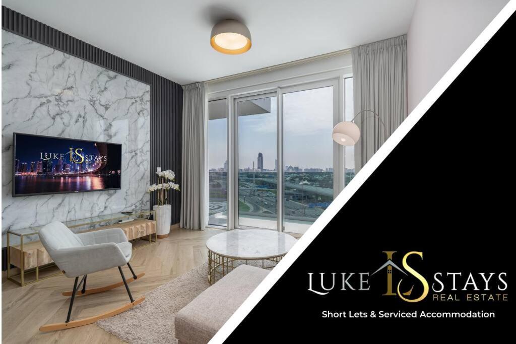 een woonkamer met uitzicht op de stad bij Luxury Oasis Hideaway in Dubai