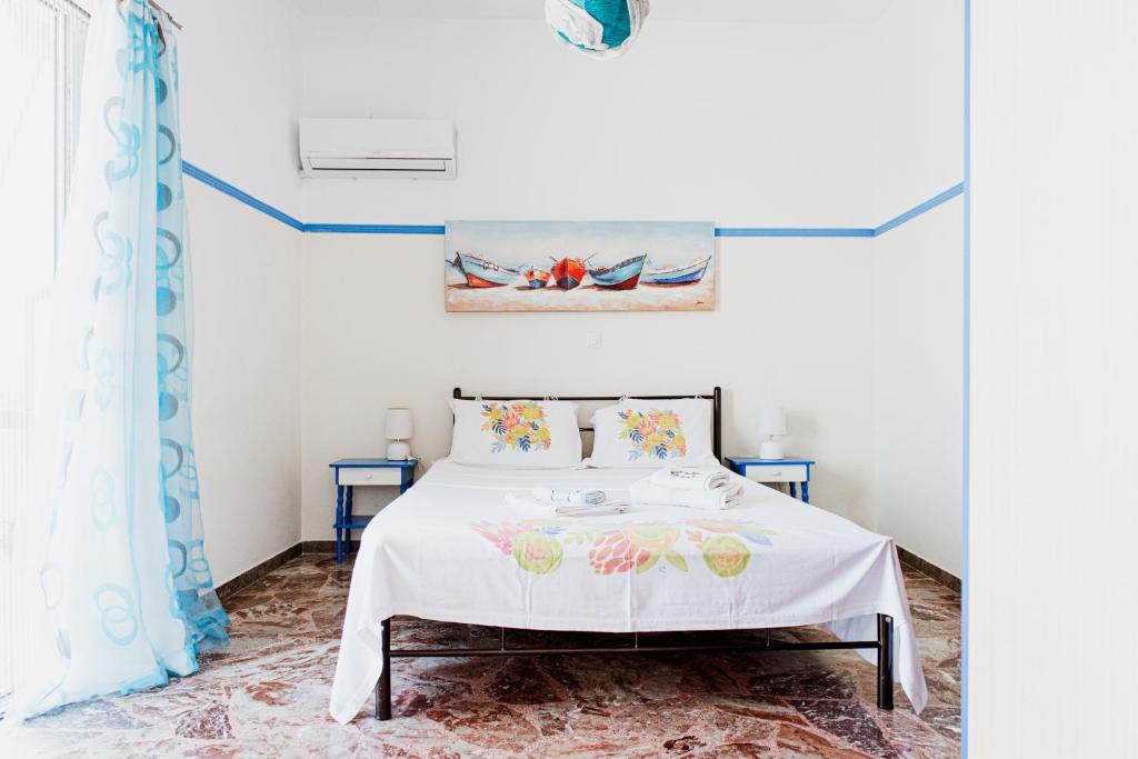 Postel nebo postele na pokoji v ubytování Mavromati Rooms 2