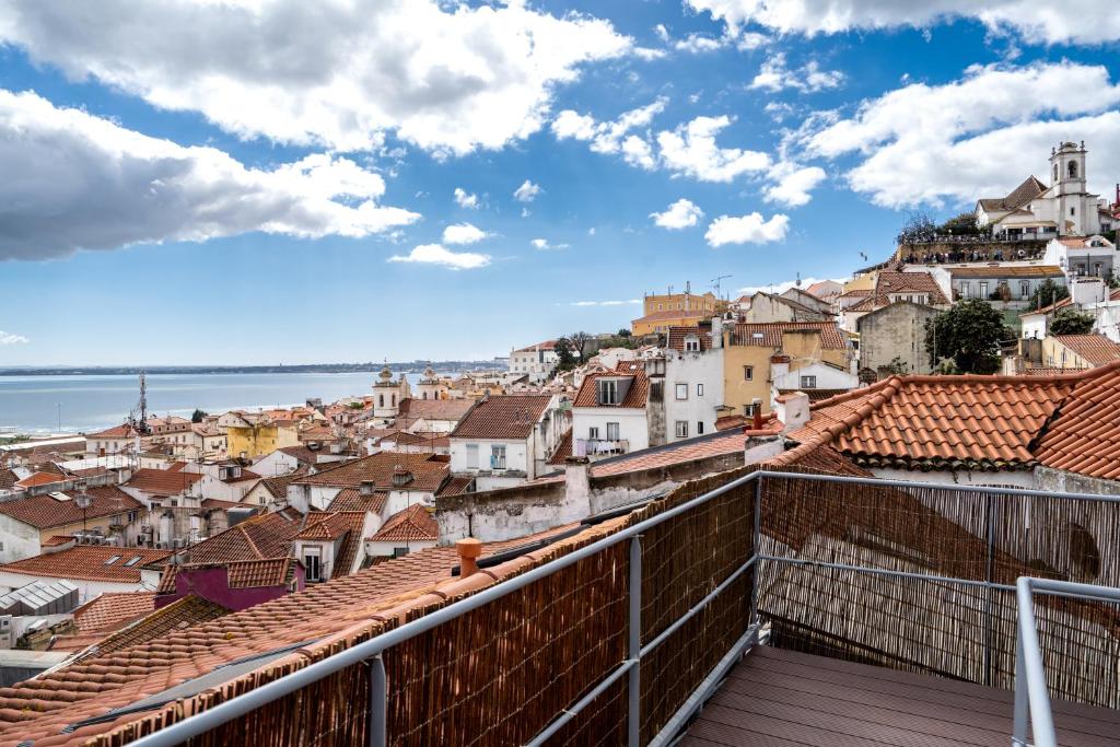 een balkon met uitzicht op de stad bij Alfama Terrace 360º - Private terrace with exceptional river view with A/C! in Lissabon